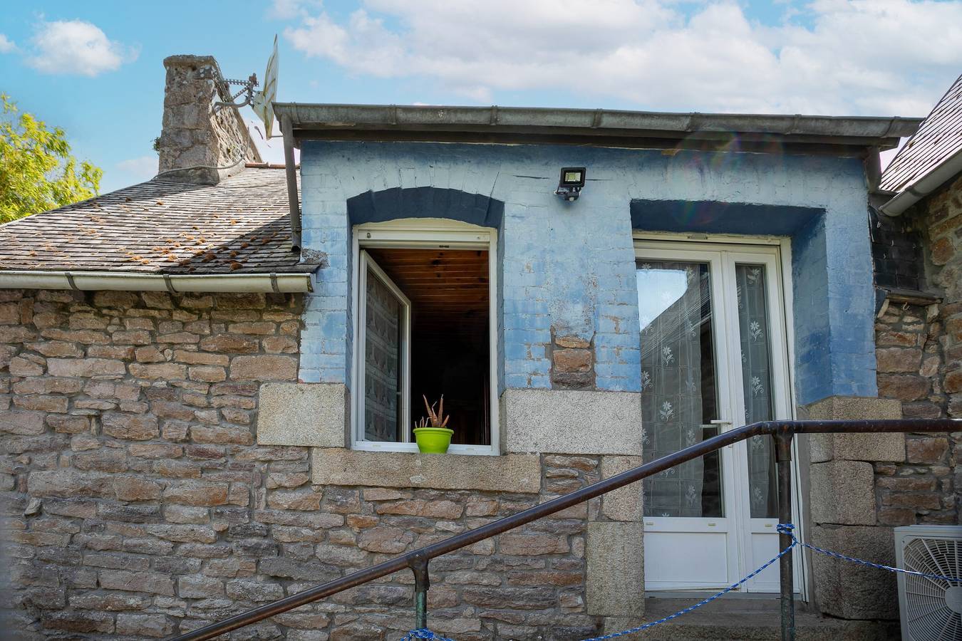 Holiday Home 'Maison Bateau' with Shared Terrace and Air Conditioning in Plouézec, Côte de Goëlo