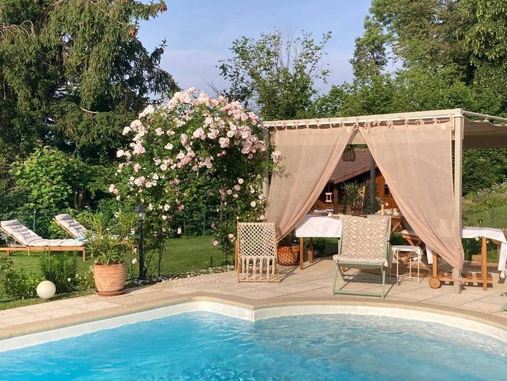 Gîte pour 2 personnes, avec jardin ainsi que vue et piscine dans Alle