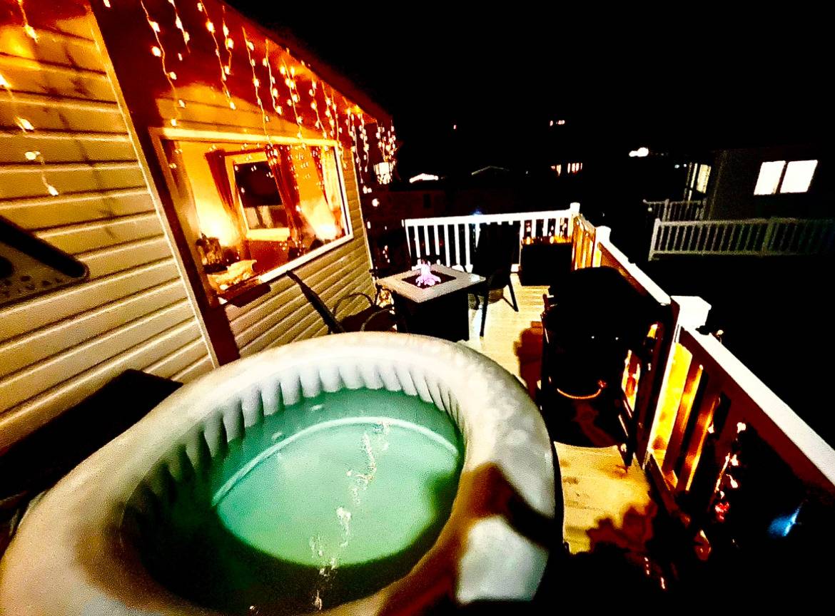 Cozy Newquay Lodge with Private Hot Tub, Cornish Countryside by the Sea in Newquay, Cornwall