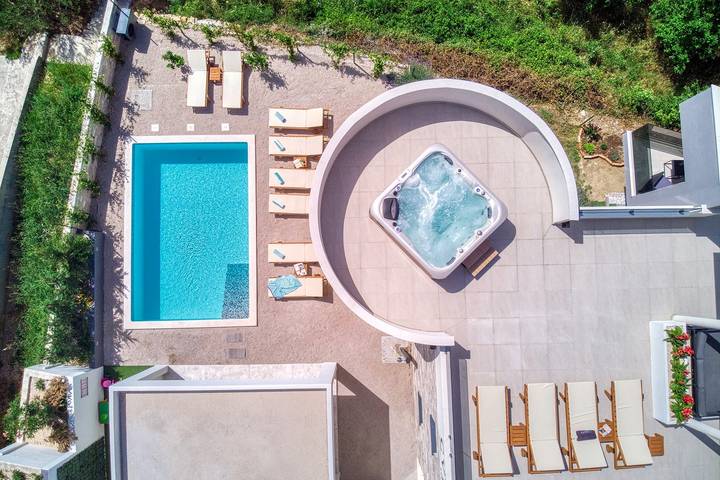 Das Villa Cvita ist eine moderne Villa mit 5 Schlafzimmern, einem Whirlpool, einem Fitnessstudio und einer finnischen Sauna, einem beheizten Pool und einer atemberaubenden Aussicht in Klis, Split-Dalmatien