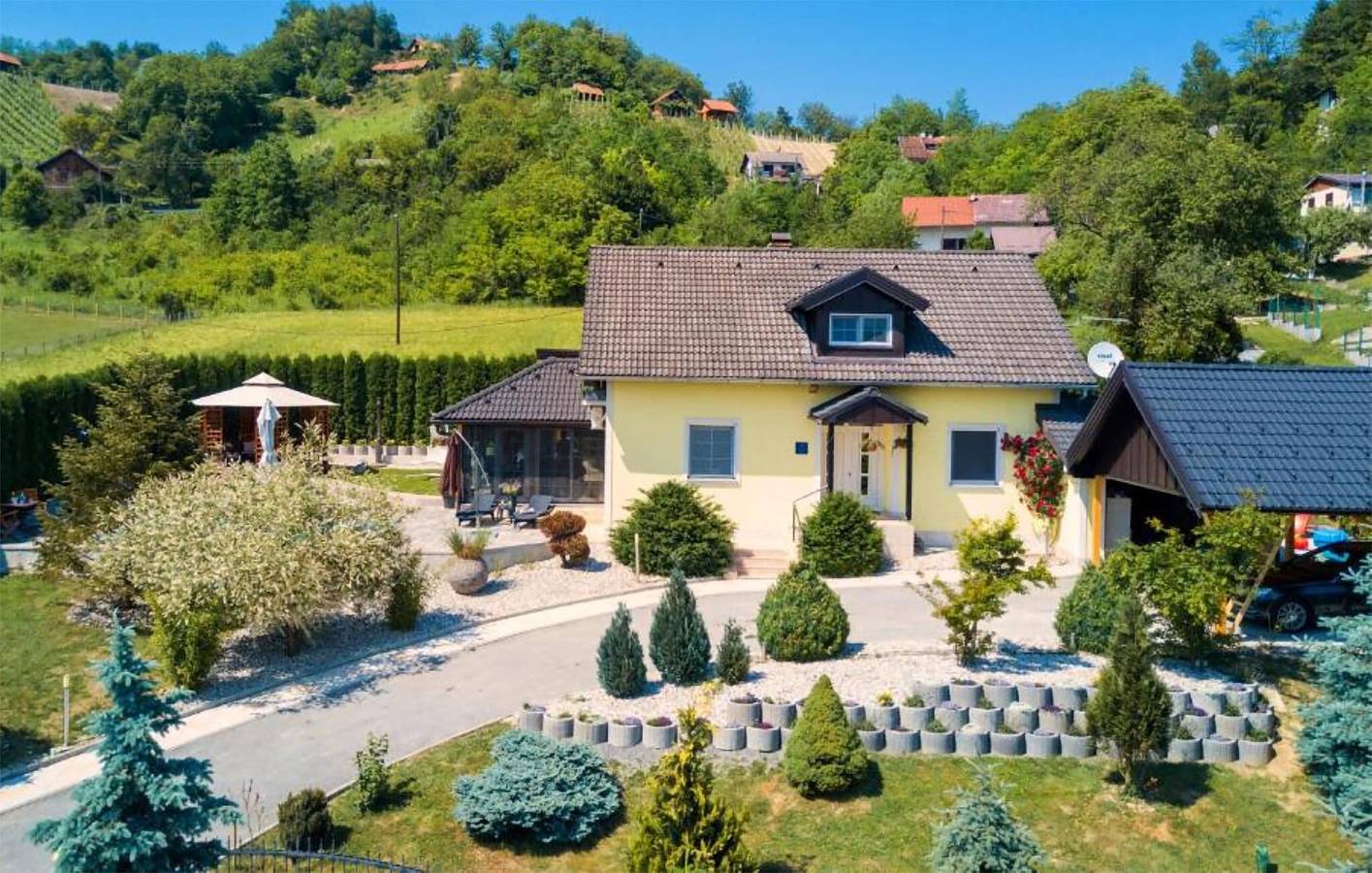Geräumige 2-Zimmer-Wohnung mit Pool, WLAN, Terrasse und Parkplatz in Tuheljske Toplice, Krapina-Zagorje