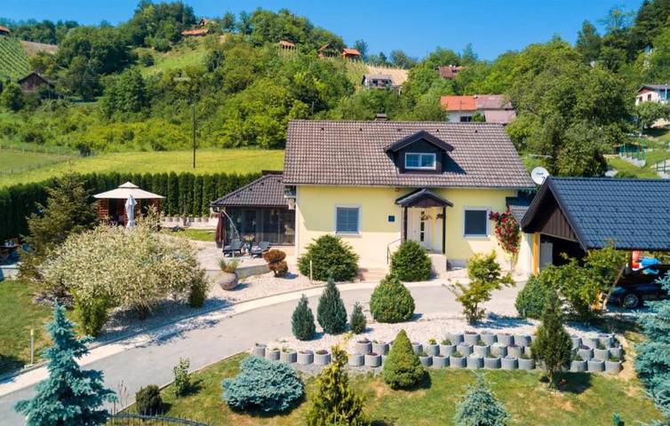 Ferienhaus für 10 Personen, mit Sauna und Ausblick sowie Pool und Garten, mit Haustier