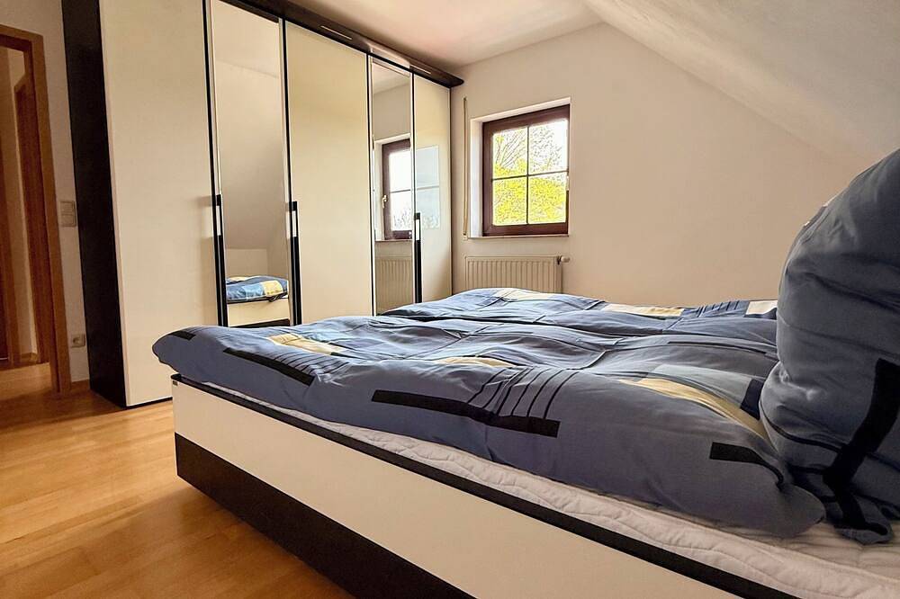 Ganze Wohnung, Lichtdurchflutetes Apartment mit Weitblick & Ruhe in Rudolstadt, Saaleland