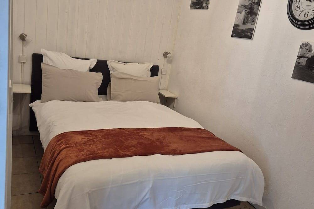 Entire apartment, Studio-Cottage-Ensuite with Shower-Courtyard view in Crest, Die region