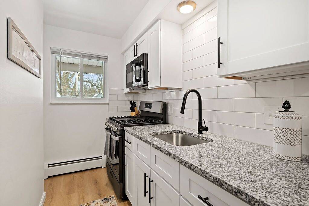 Ganze Wohnung, Cozy & Clean 2nd Floor Apt. - King Bed | Workspace in Mount Clemens, Lake St. Clair