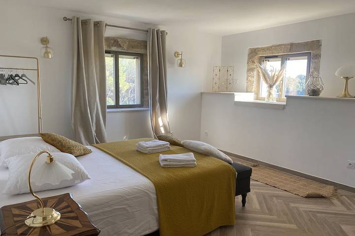 Location de vacances pour 6 personnes, avec terrasse et jardin, animaux acceptés à Saint-Mitre-les-Remparts - 3