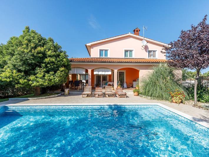 Ferienhaus für 6 Personen, mit Garten und Terrasse sowie Pool, kinderfreundlich in Peroj