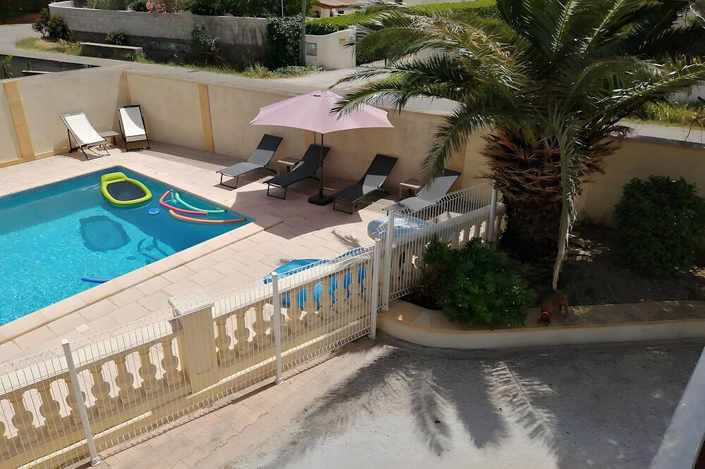Entire apartment, Apartment 'La Vie Est Belle' with Shared Pool, Wi-Fi and Air Conditioning in Meynes, Nimes region