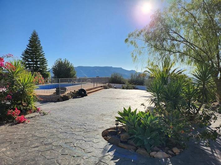 Alojamiento y desayuno para 2 personas, con Jacuzzi y Terraza además de Jardín y Piscina en Pizarra