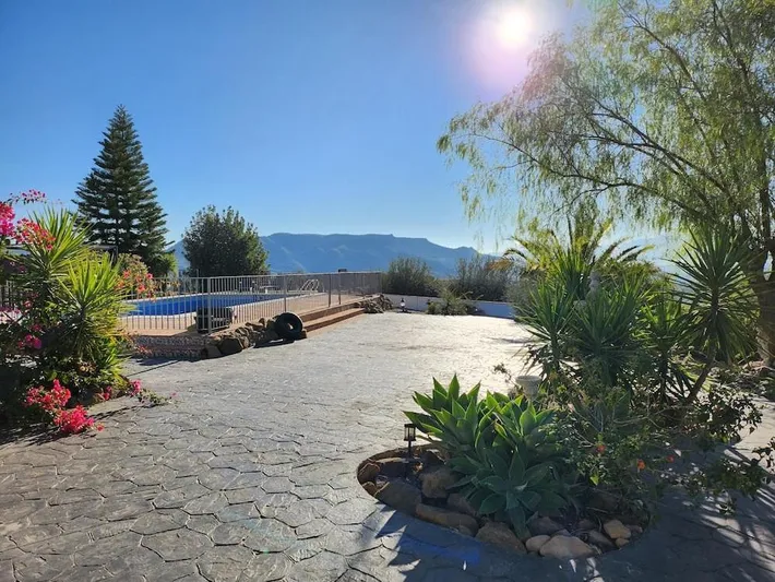 Alojamiento y desayuno para 2 personas, con vistas además de piscina y jardín - 1
