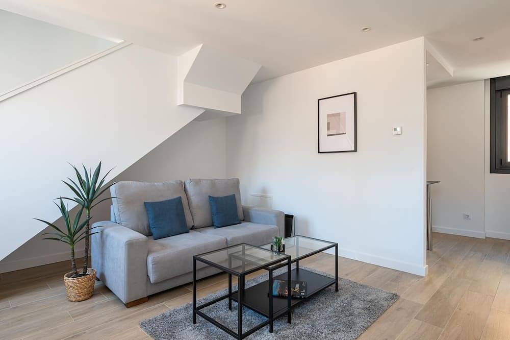 Entire apartment, Cuatro Caminos - 1 Bedroom penthouse duplex in Tetuán, Madrid