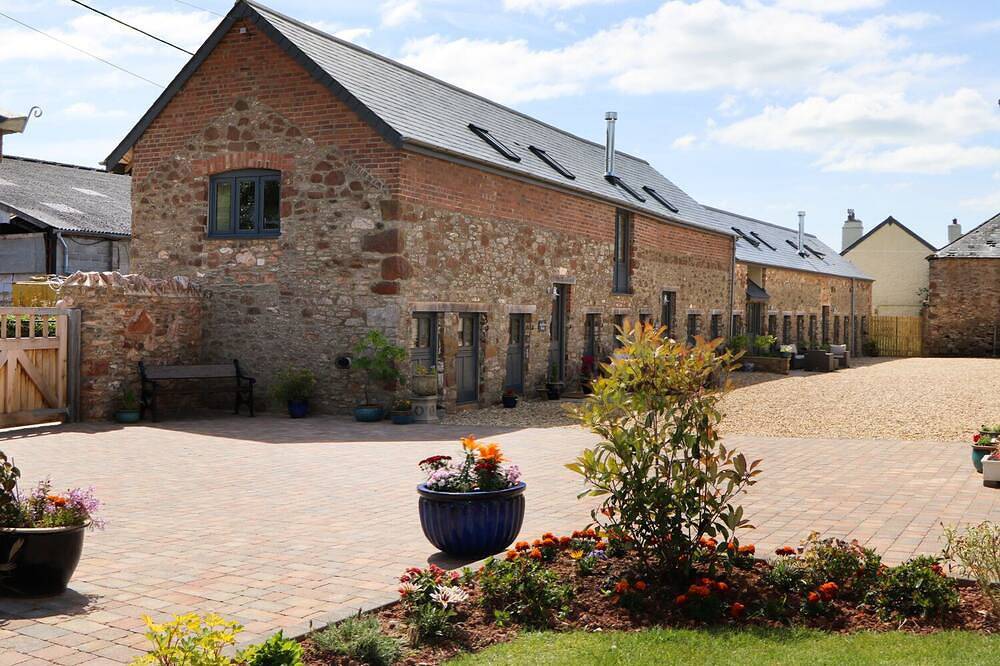 Swifts Barn, pet friendly, character holiday cottage in Brixham in Stoke Gabriel, Devon
