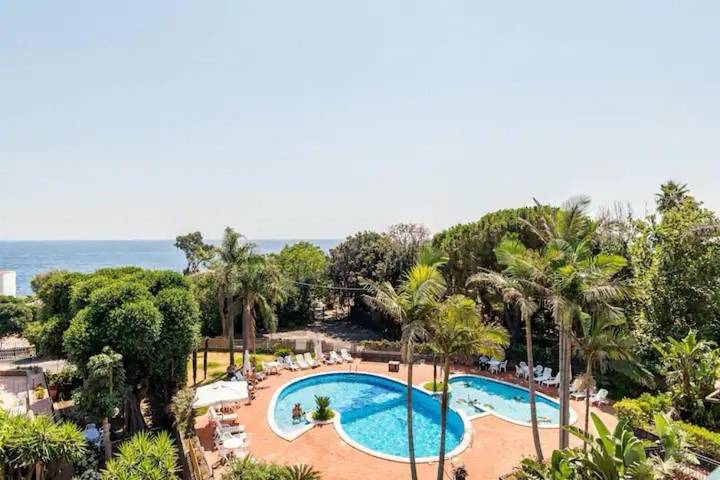 Appartamento per 4 persone, con panorama e giardino nonché piscina, adatto a famiglie con bambini in Acireale