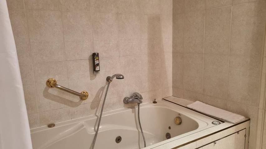 Hôtel pour 2 personnes, avec terrasse et jacuzzi, animaux acceptés dans Lac du Sautet - 2