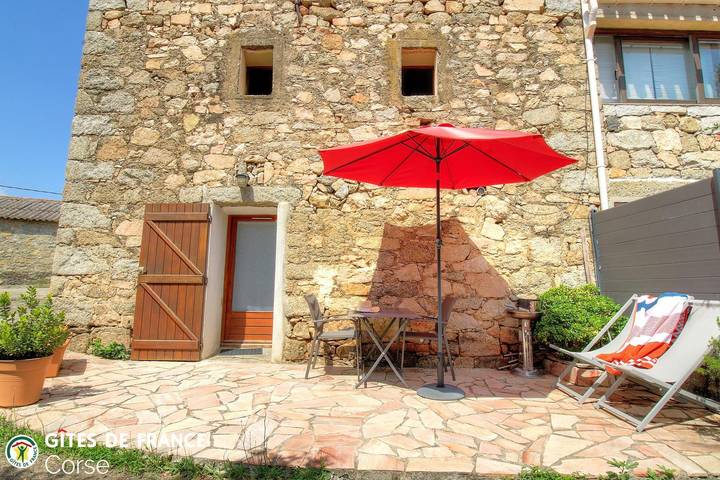 Gîte pour 2 personnes, avec terrasse en Corse-du-Sud