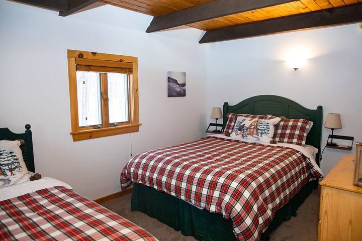 Vacation rental for 14 people, with hot tub and terrace as well as yard in Ludlow