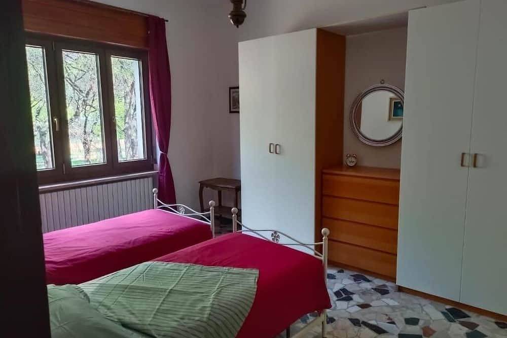 Ganze Wohnung, Apartment two bathrooms six beds in Viverone, Canavese