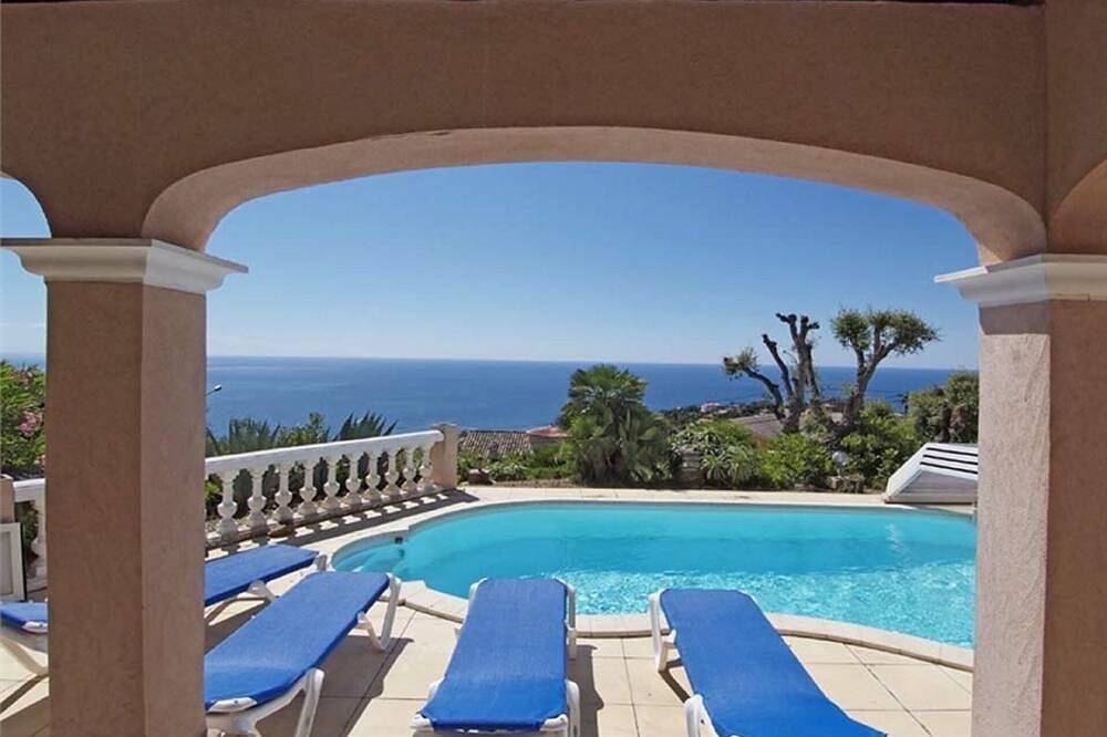 Villa pour 4 Personnes dans Roquebrune-sur-Argens, Région de Draguignan