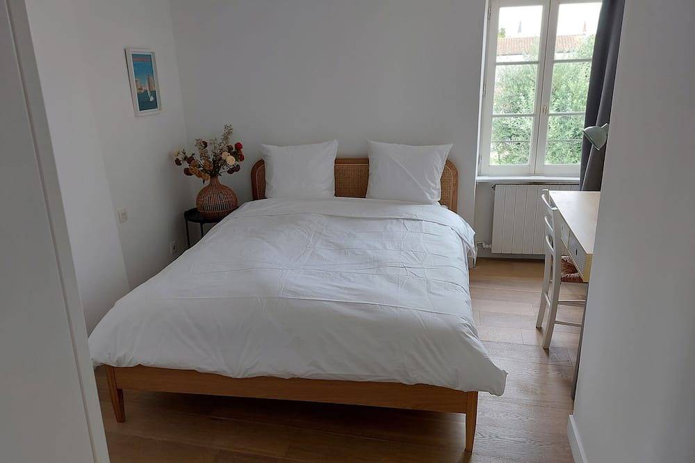 Vacation home rental with pool and beach for 10 people in Aytré, La Rochelle region