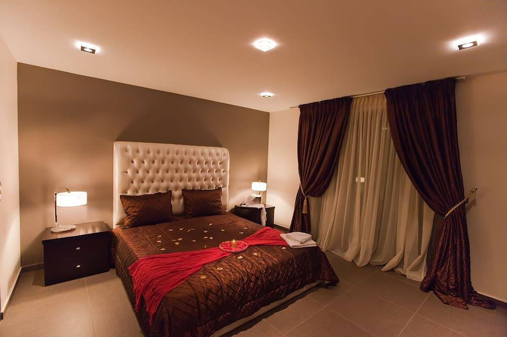 Luxurious 5-bedroom beachfront villa with a private rooftop pool and sea view in Agia Marina, Chaniaregionen