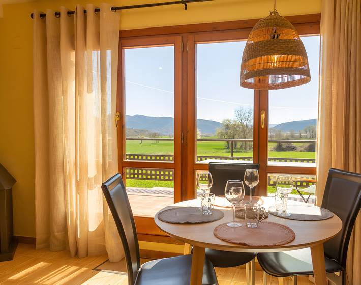 Casa vacacional 'La Casita De Raquel' con vistas a la montaña, terraza y cerca de pistas. in Sabiñánigo, Pirineo Aragonés