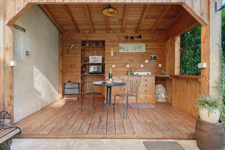 Maison d'hôtes Les Baladins : vue montagne, terrasse privée, Wi-Fi, ouverte toute l'année in Romeyer, Parc naturel régional du Vercors