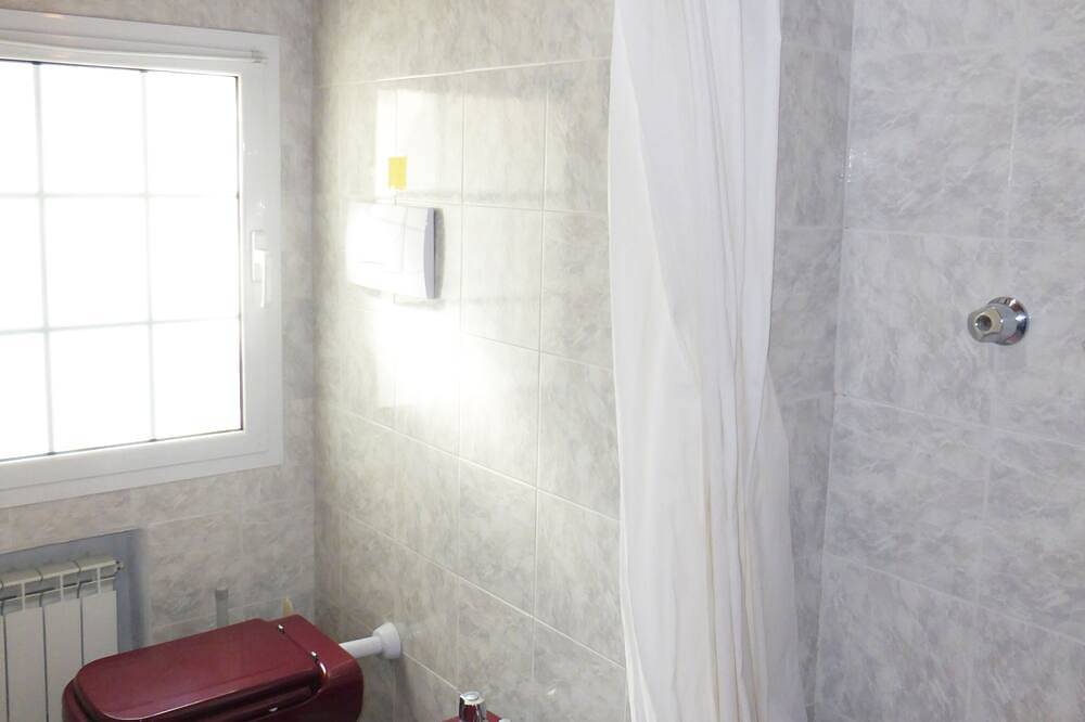 Ganze Wohnung, Ruhige Ferienwohnung mit einer sehr großen Dachterrasse, Meerblick, Internet in Pantasina, Vasia