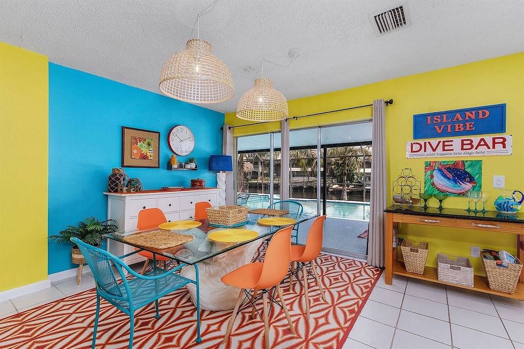 Island Vibe! 3/2 Salt Water Heated Pool with Bonus Room, Waterfront! in Saint James City, Pine Island