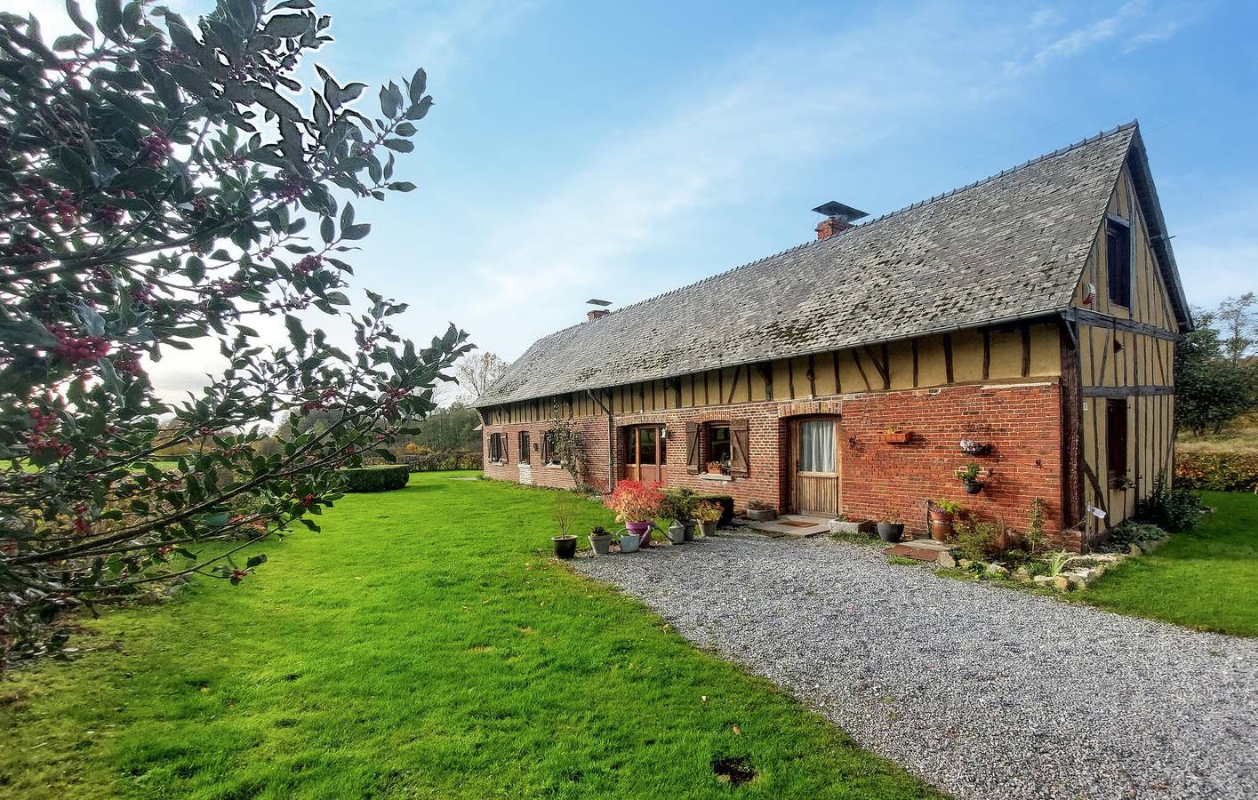 Retraite confortable dans un jardin avec WiFi, parking et cheminée in La Neuville-aux-Joûtes, Parc naturel régional des Ardennes