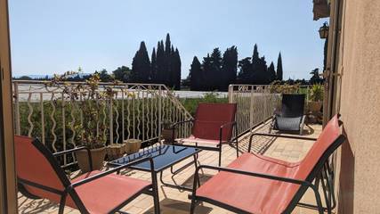 Location de vacances pour 5 personnes, avec jardin ainsi que vue et terrasse à Caumont-sur-Durance