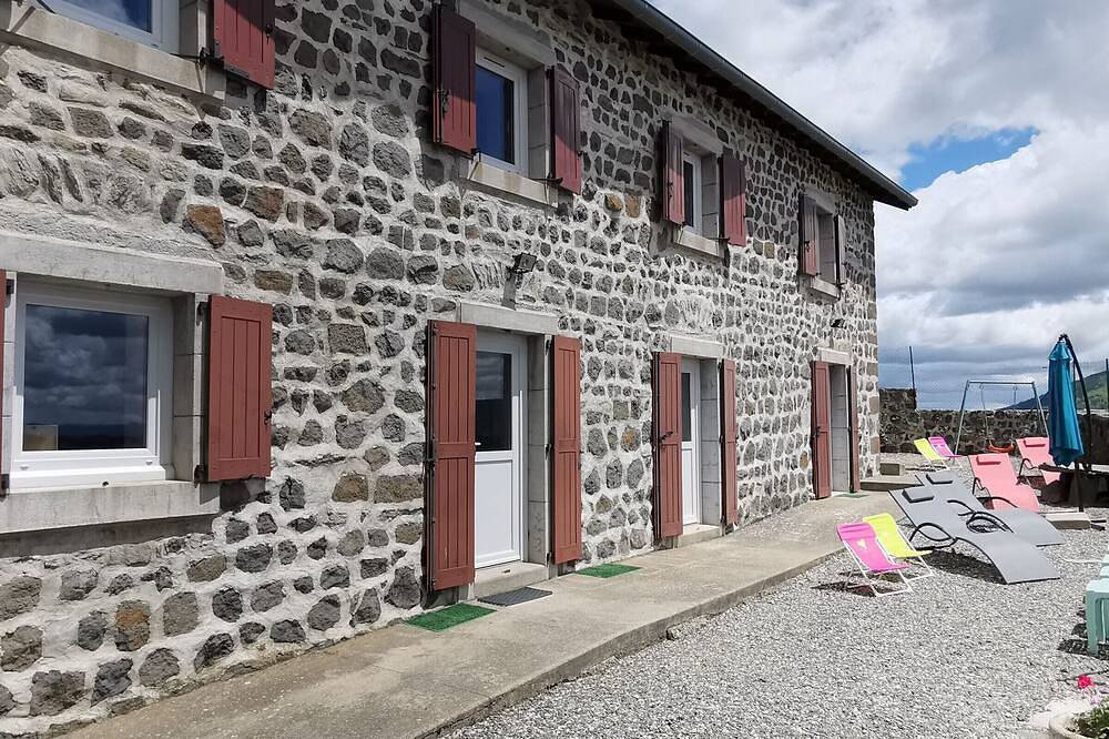 Gîte familial avec cour, ping-pong, proche Lyon et Clermont-Ferrand in Mézères, Haute-Loire