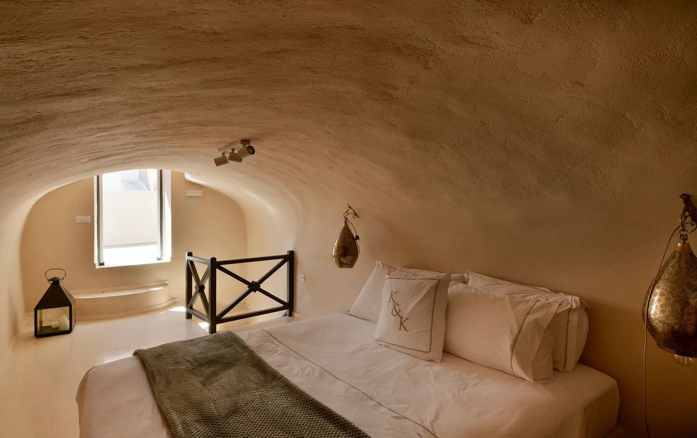 Traditional Santorini Villa | 3 Bedroom Villa | Private Terrace & Outdoor Jacuzzi | Oia in Ormos Ammoudiou, Oia