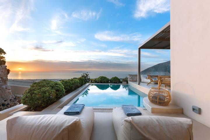 Villa for 10 people, with Balcony and Hot tub as well as Terrace in Santorini