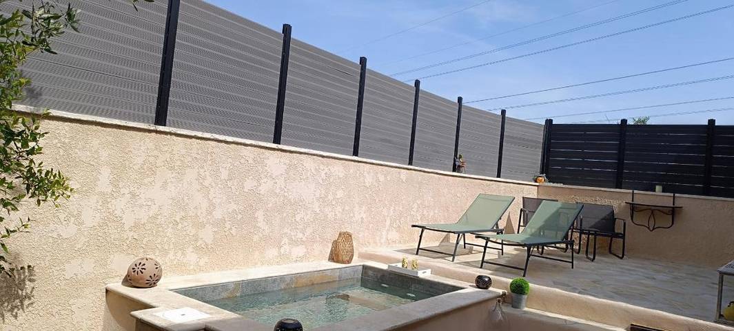 Location de vacances pour 2 personnes, avec piscine ainsi que jacuzzi et terrasse à Graveson - 3