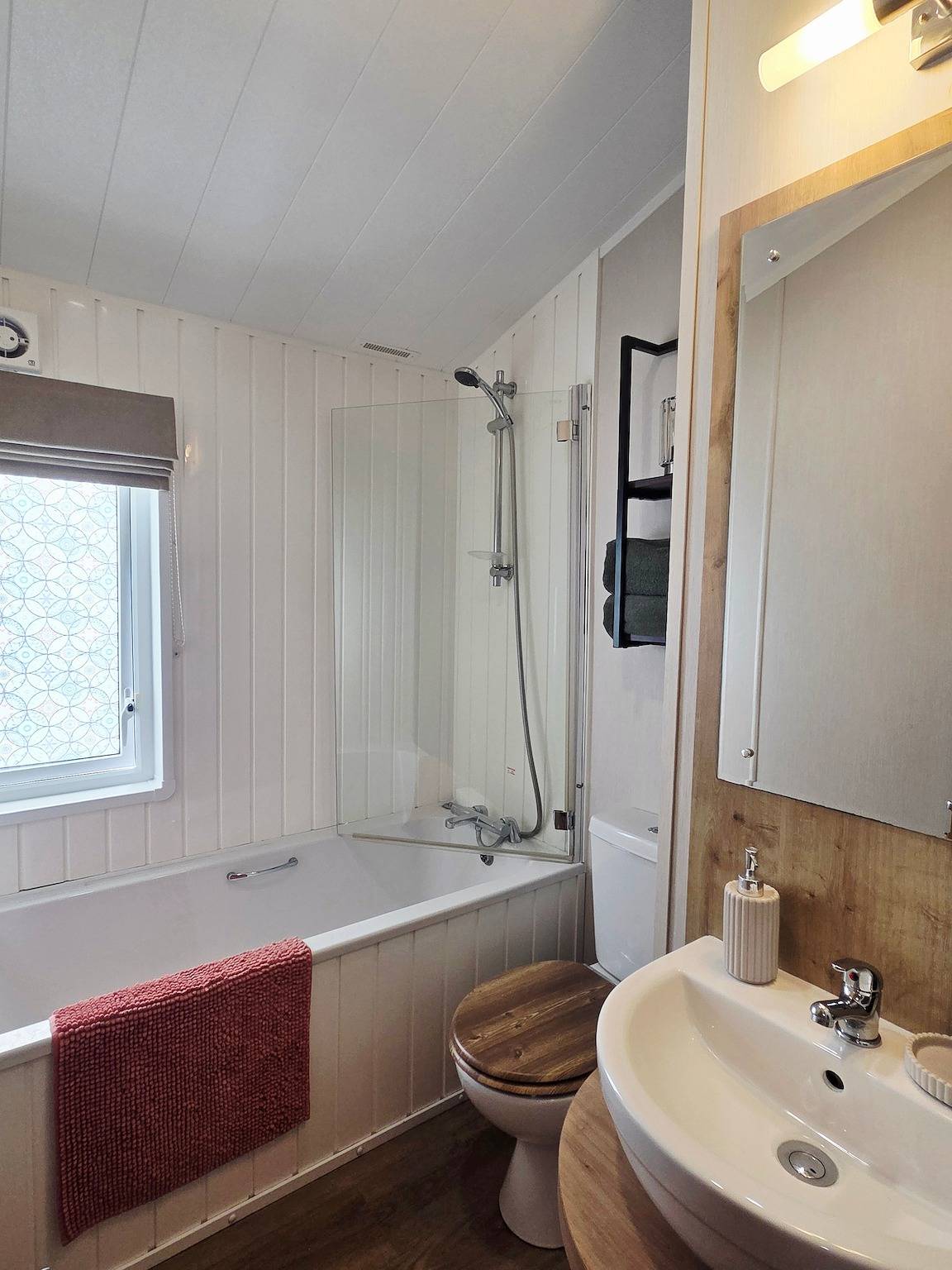 Beautiful Lodge Sleeps 4 with Indoor Pool in Waveney District, The Broads