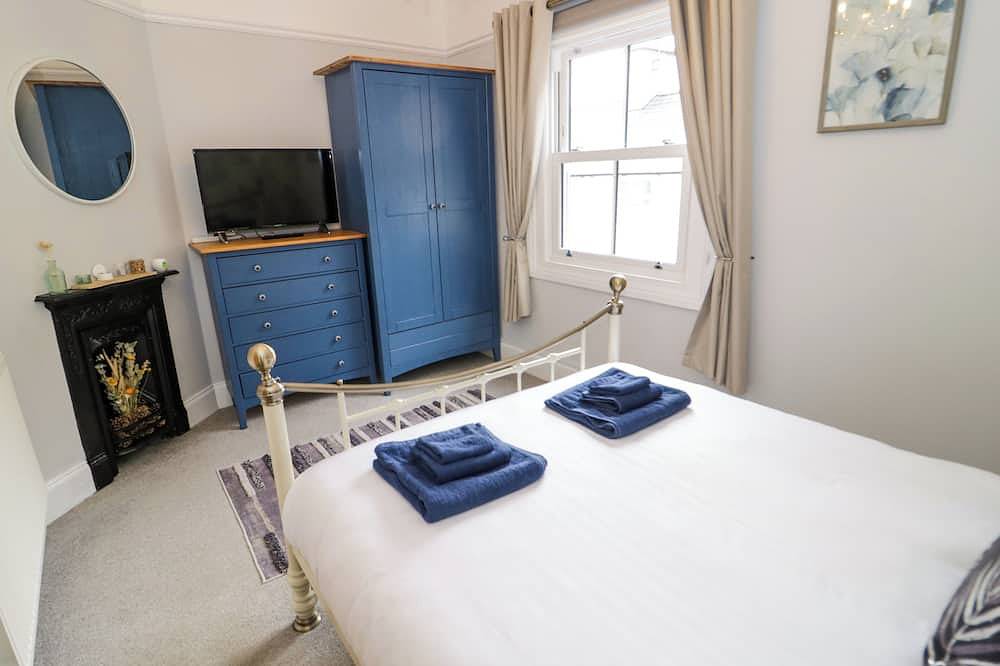 Havens End, pet friendly, character holiday cottage in Conwy in Conwy, Conwy region