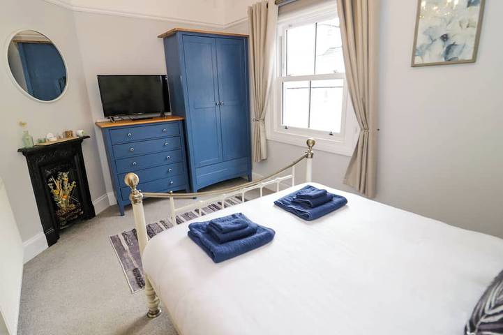 Havens End, pet friendly, character holiday cottage in Conwy in Conwy, Conwy region
