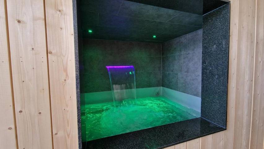 Ferienhaus für 6 Personen, mit Whirlpool und Garten sowie Sauna