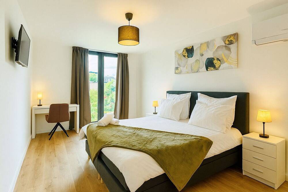 9-Bed Villa: Wifi, Ac, Cathedral Lounge, Terrace, Garden, Parking & Near Pool/Pk in Antony, Altos del Sena