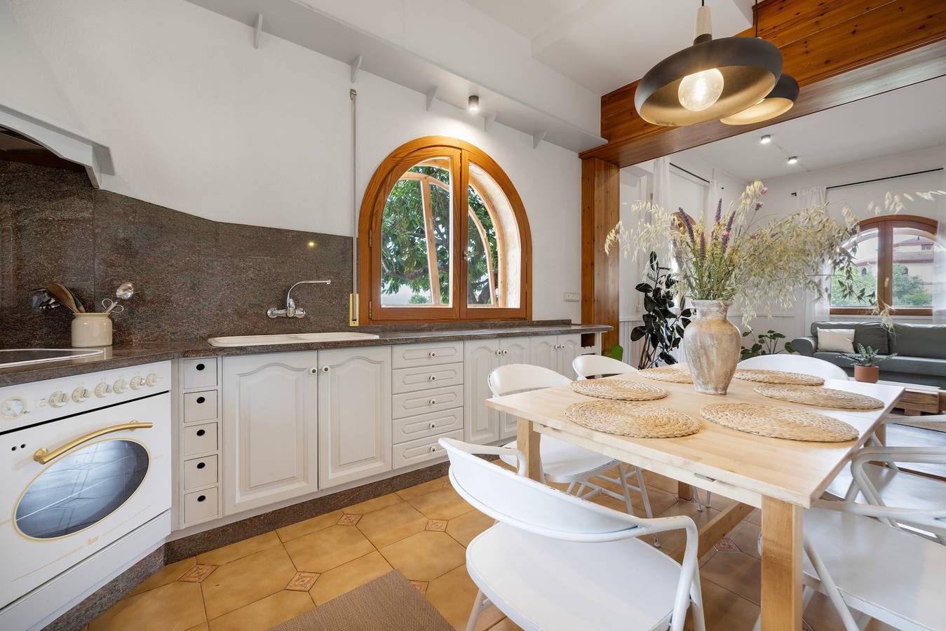 Entire apartment, Apartment 'Ca La Crish' with Mountain View, Shared Terrace and Wi-Fi in Horta de Sant Joan, Terra Alta