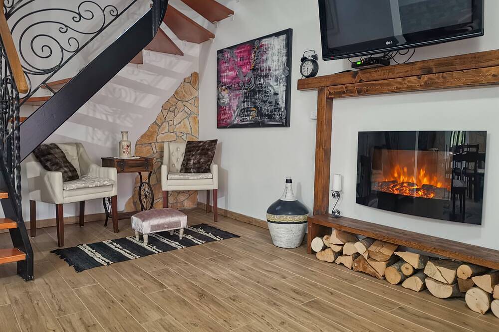 Traditional house in Plitvice lakes in Smoljanac, Plitvicer Seen