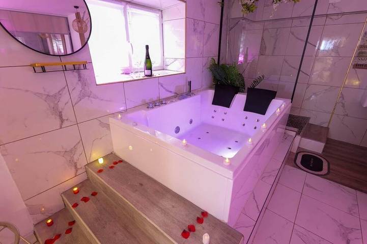 Appartement entier, Escale Secrète Jacuzzi Montargis -Appart Climatisé in Montargis, Région de Montargis