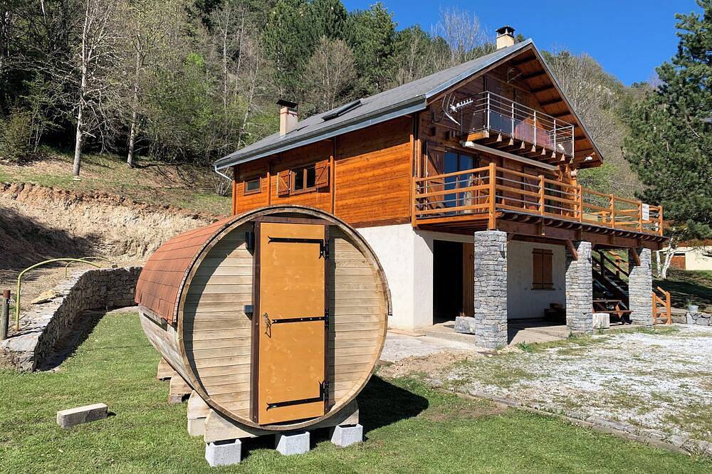 Chalet. Destination Occitanie. Belcaire. Pyrenees Montagne A Cote D'Un Lac in Belcaire, Région de Limoux