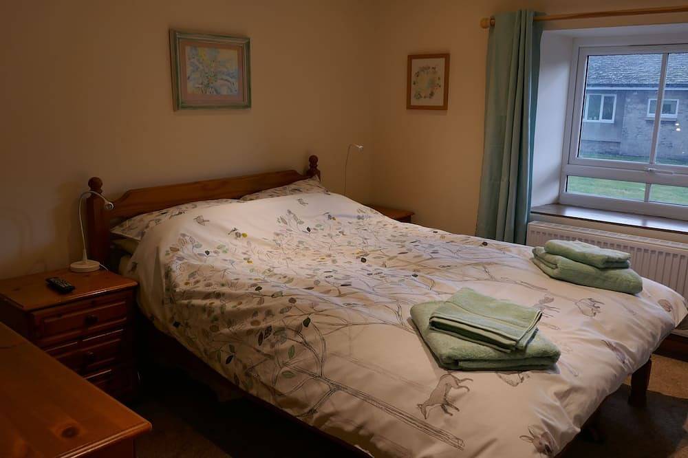The Nook, a cosy 3 bed cottage, newly renovated & pet friendly in Tideswell in Tideswell, Derbyshire