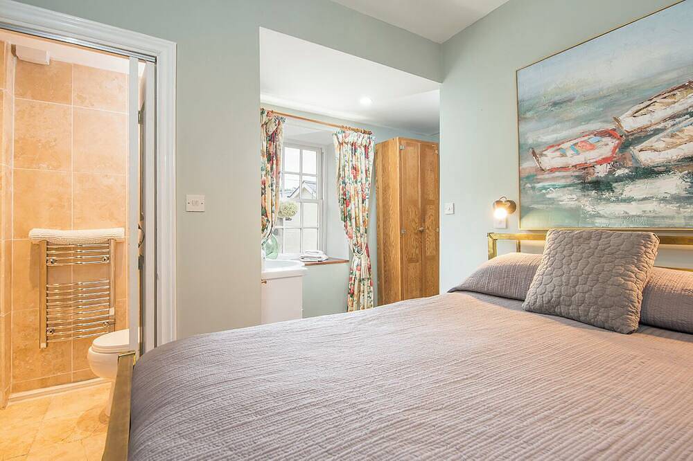 Lovely spacious quayside detached holiday house. Dog friendly. Sleeps 12 in Fishguard, Pembrokeshire