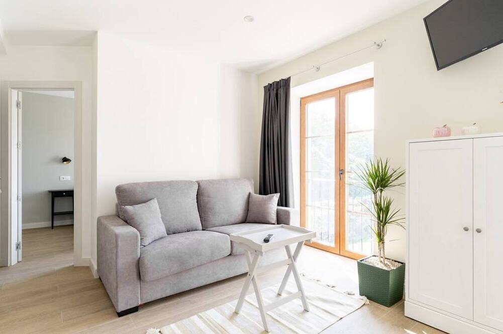 Appartement entier, Apartment for families or couples with double whirlpool bath and garden view. in Villaverde de Pontones, Ribamontán al Monte