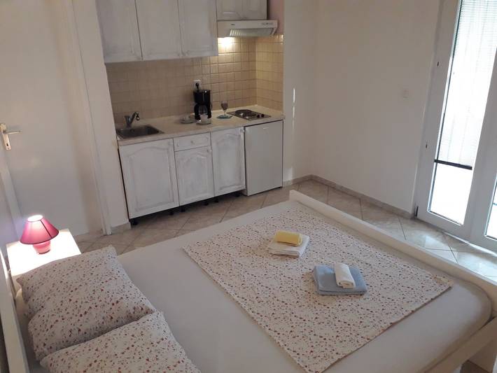 Ferienwohnung für 2 Personen, mit Balkon/Terrasse in Pakostane
