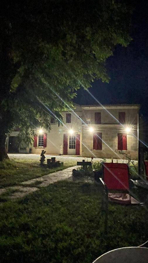 Location de vacances pour 2 personnes, avec Terrasse et Jardin ainsi que Piscine et Vue à Les Artigues-de-Lussac - 2