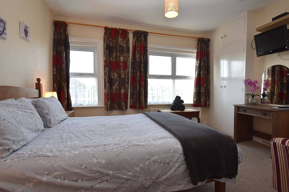 Tilling View sleeps 4 & parking for 2 cars within minutes of the centre of Rye in Rye, East Sussex