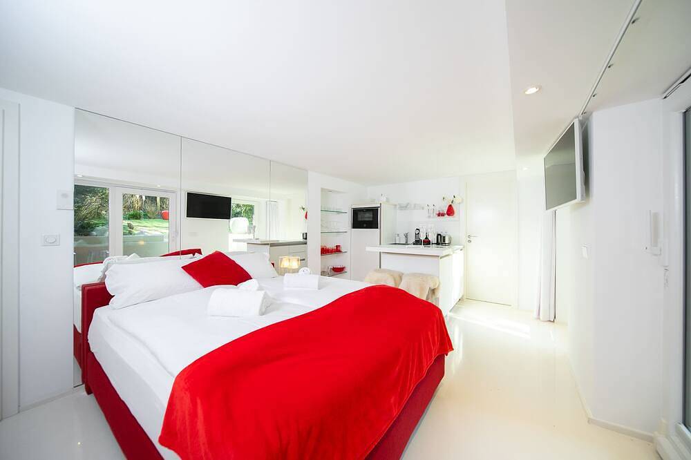 Entire apartment, Hideaway - Apartment with garden by Favorite Stays in Neuss, Düsseldorf region